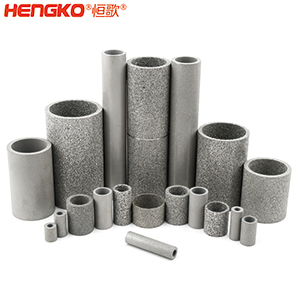 如果您對燒結不銹鋼濾管筒有任何疑問，您會在這里找到答案。  一、什么是燒結不銹鋼濾管筒？    是通過加熱或加壓的燒結工藝制成的特殊金屬管。根據您需要的金屬類型，可以選擇燒結不銹鋼金屬管、燒結銅金屬管或燒結青銅金屬管。  二、燒結金屬管有哪些用途？ 1.食品和飲料行業：防止食物營養成分被沖走，還可以過濾掉污染物。 2.水力發電廠為您工廠的渦輪機提供動力。保持電力循環生產。 3.天然氣生產廠可以捕獲氣體中的小污染物。 4.化學加工工業過濾掉有害污染物，提高化學產品的效率。 5.石油工業消除污染物來提高石油產品的純度。 6.醫藥行業去除藥品中的污染物，并提高藥用價值     三、燒結金屬管的優點是什么？ 1.材料堅固形狀靈活    2.良好的滲透性     3.多種孔隙分布 4.性能穩定可以應對來自各種流體的高壓而不會變形。  5.機械強度高可以在高溫高壓等極其惡劣的環境中使用。 6.可以調整孔的大小    7.耐腐蝕和熱沖擊   8.設備易于清潔，無需長時間關機。  四、選擇燒結金屬管時要注意以下幾點：  優質材料、溫度范圍、微米變化、耐腐蝕、納污能力、機械強度 需要的高強度（恒歌316不銹鋼濾管正反向流動中提供相同的強度）      燒結金屬管的工作原理  五、什么材料可以制造燒結金屬管？ 1.燒結不銹鋼：高機械強度耐腐蝕，在高壓高溫中高效運行不會損壞；  2.銅粉末燒結管屬不銹鋼替代品，耐腐蝕且經濟實惠，但耐溫和強度較差；  3.鎳合金，適用于極端工作條件的燒結金屬管。     注：燒結、固化、退火有以下幾個方面的比較：  1.燒結：這是一種熱處理方法，會使粉末狀物質形成整體材料，利用粉末中單個粒子之間發生的擴散。可以固態和液態下發生。     金屬粉末  2.養護：是用來加速化學反應的技術，適用于高分子及高分子材料復合。當熱固性聚合物在室溫下無法在合理時間內固化時，您將使用固化爐應用高溫來實現固化過程。  （例如，當您將預浸碳纖維覆蓋在模具上時可以固化它，使它保持模具的形狀，單體會在固化溫度下迅速反應，從而形成熱固性聚合物，使預浸墊物質變硬。）  3.退火：是一種熱處理技術，用于使用非常高的溫度來減輕物質的應力，降低處理物質中原子間鍵內的內應力和整體彈性能。此外，它是指金屬熱處理、高性能聚合物和陶瓷玻璃的術語。  （例如，您可以將冷軋鋼坯退火，制成另一種產品，當內部應力不推薦時，例如在進行機加工之前，您可使用此過程，機械加工通過去除材料來改變內應力的分布。     六、有哪些類型的燒結金屬管： 1.燒結多孔金屬管金屬管上的孔有助于過濾過程，運營成本低，但由于表面積小效率較低。     2.褶皺燒結金屬管表面積大于多孔金屬管，過濾效率高，但成本也高。     七、能清洗燒結金屬管嗎？ 建議定期清潔設備上累積的污染物提高效率，確保其經久耐用并發揮最佳性能，延長使用壽命。  在 Hengko我們將幫助您獲得合適的燒結不銹鋼濾管筒以滿足獨特的應用要求。您有任何疑問，請隨時聯系我們的團隊。m.oji.net.cn